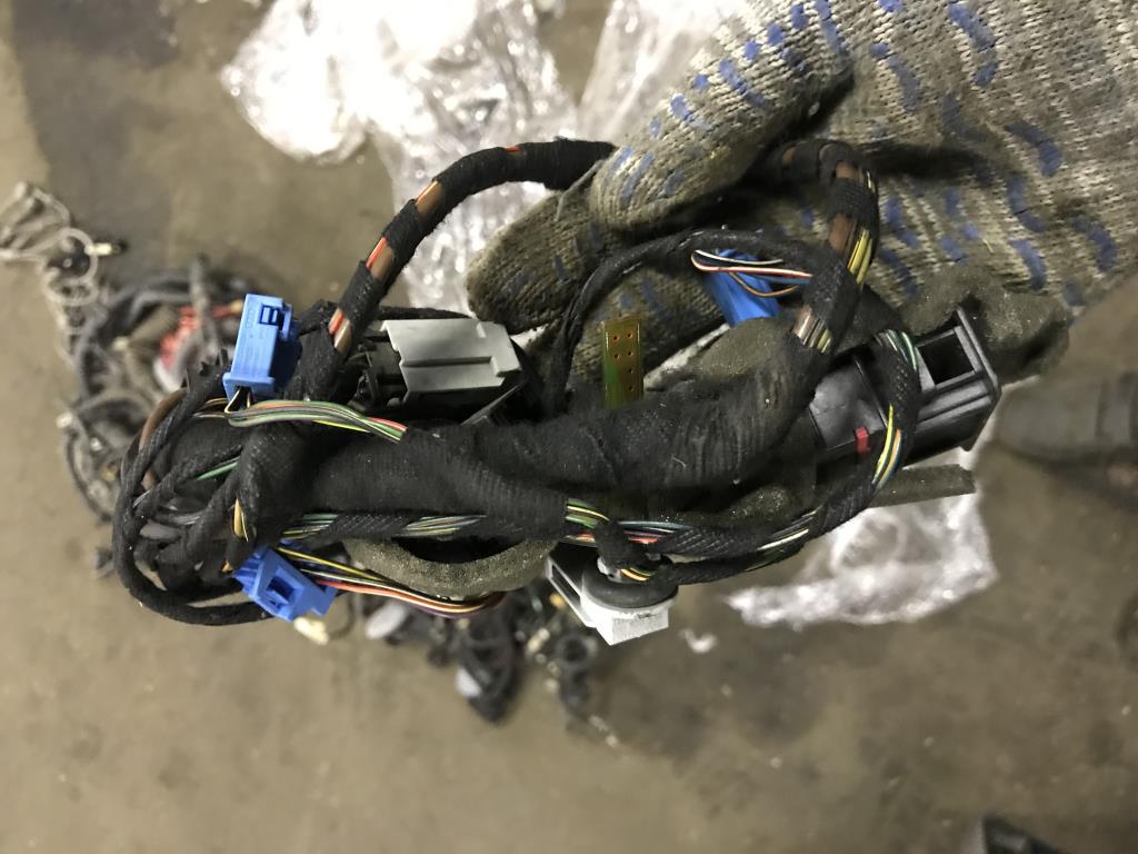 Audi Q7 (4L)  2005 - 2009 для проводка печки задней