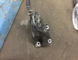 Опора двигателя правая для Volkswagen Touareg 7L 2002-2006  запчасти бу