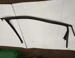 уплотнитель стекла двери передний правый для Volkswagen Golf V Plus 2005-2014  запчасти бу