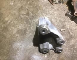 Опора двигателя левая для Audi Q7 (4L)  2005 - 2009  запчасти бу