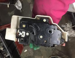 Замок двери задней левой для Volkswagen Touareg 7L 2002-2006  запчасти бу