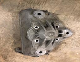 Опорный кронштейн для Audi Q7 (4L)  2005 - 2009  запчасти бу